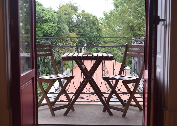 Liiiving In - Vintage Balcony Apartman *