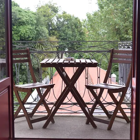 Liiiving In - Vintage Balcony Apartment *